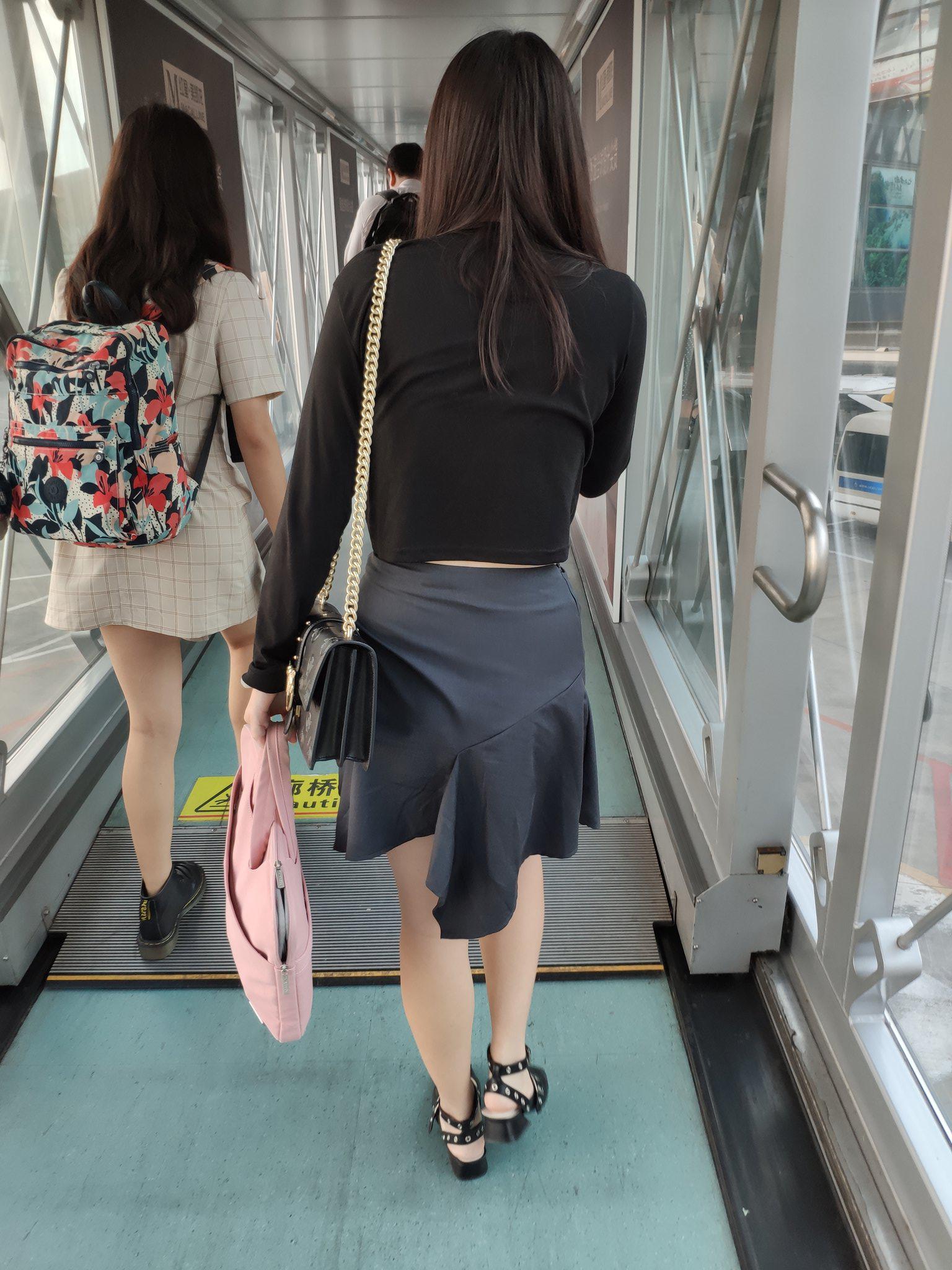 下飞机了