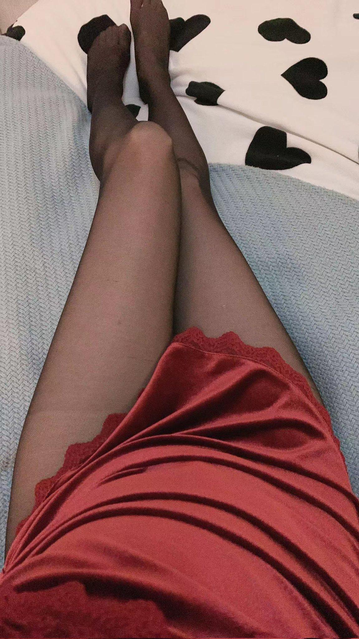 酒红睡衣